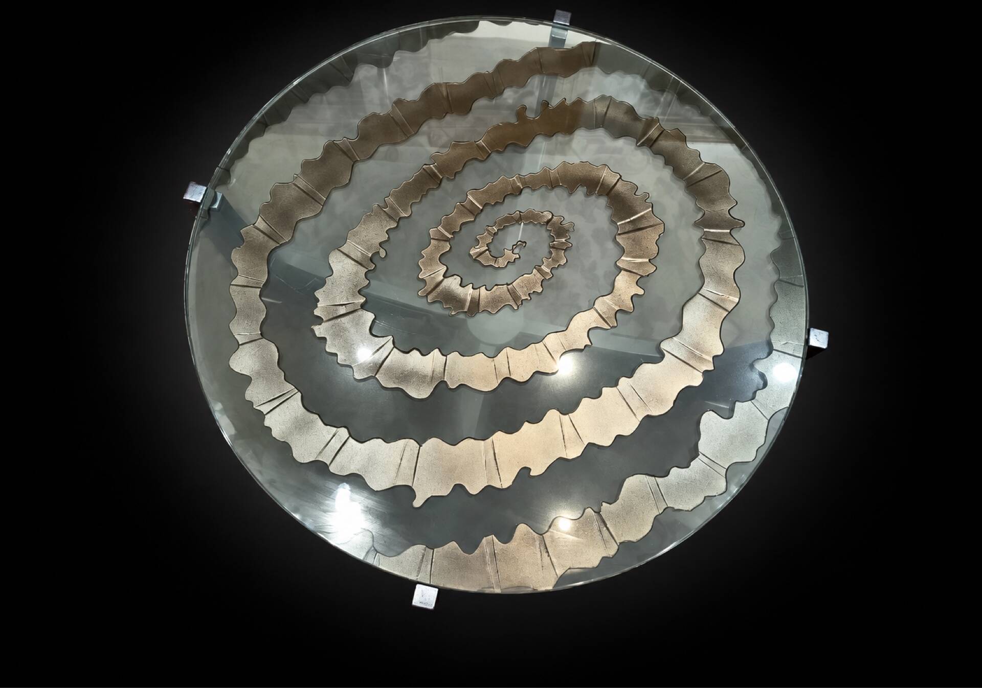 Table basse ronde à double plateau de verre, décor sculpté en spirale