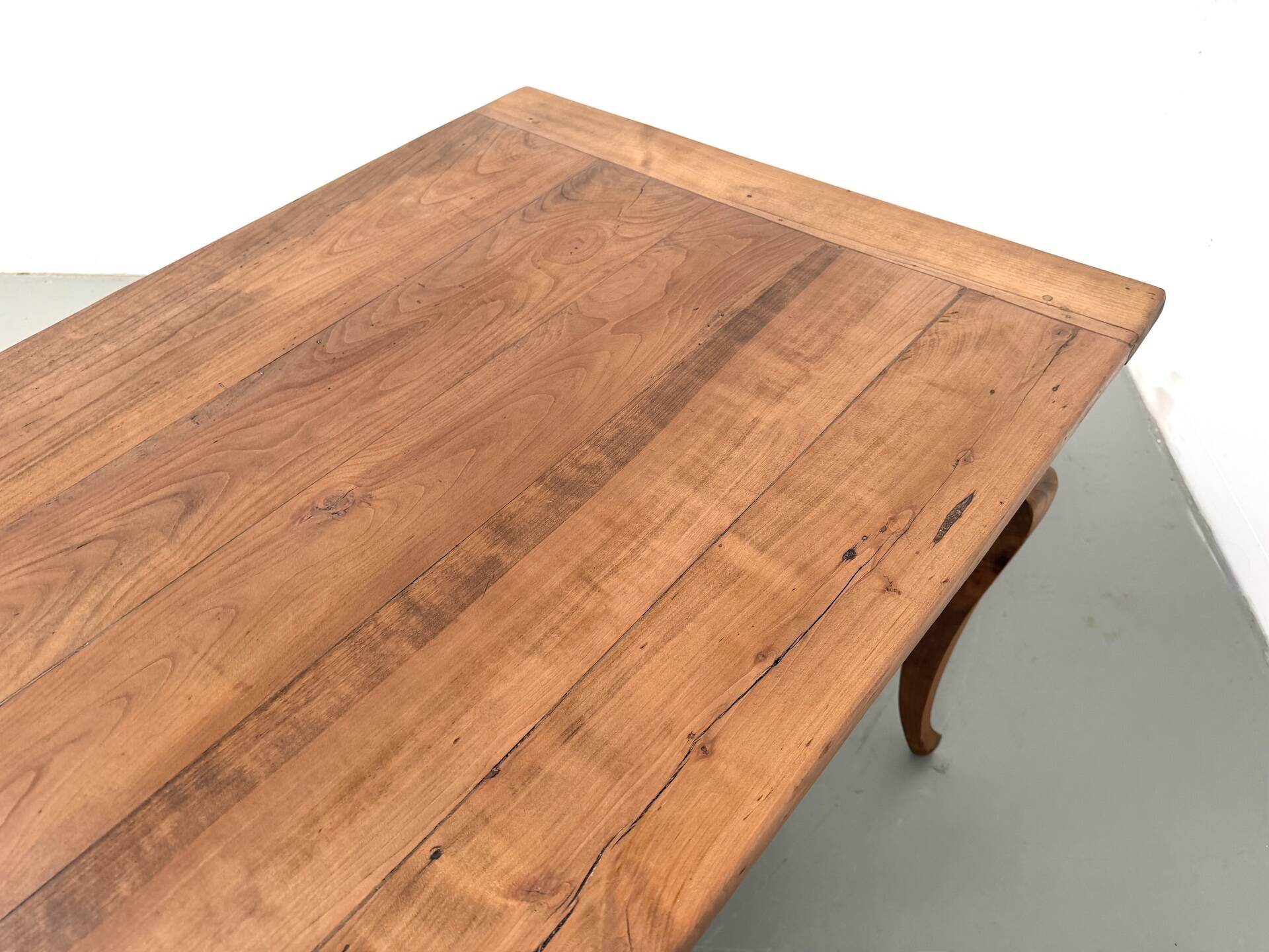 Grande table de ferme en merisier massif des années 1900