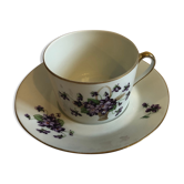 Tasse et soucoupe petit déjeuner en porcelaine fine : décor aux violettes, liséré d'or