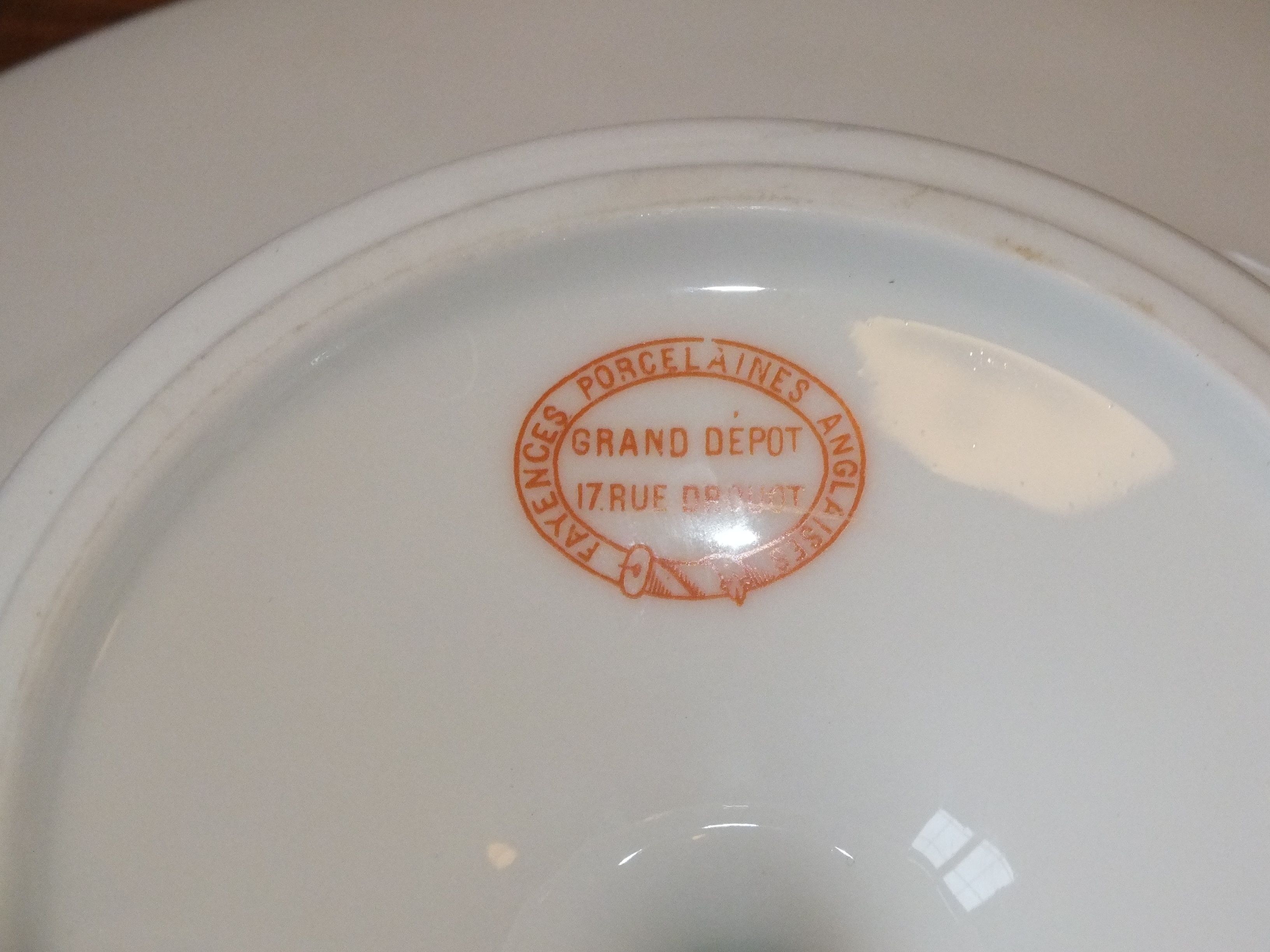 Set of 4 porcelain display cups of the depot rue Drouot in Paris