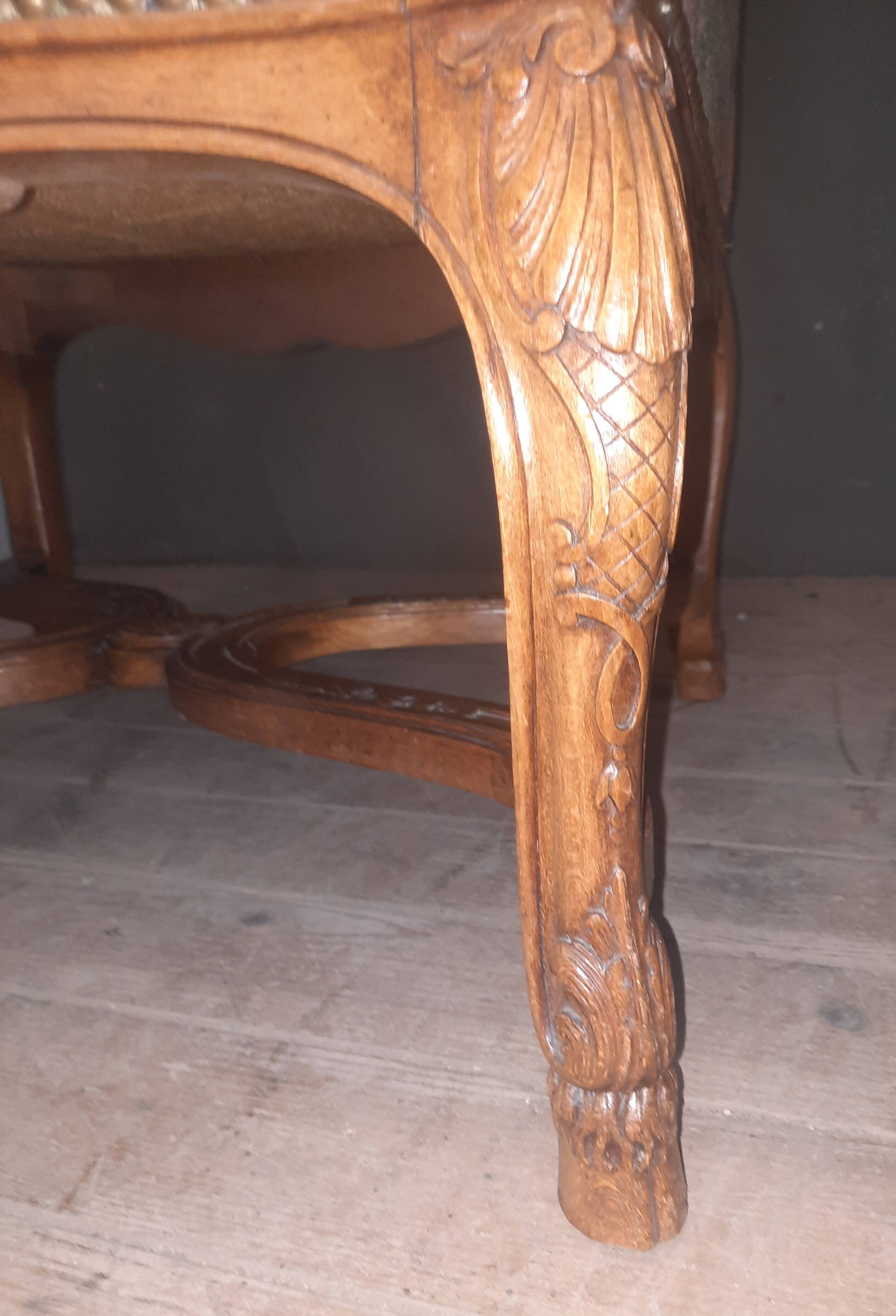 Bergere à oreilles en bois sculpté de style régence