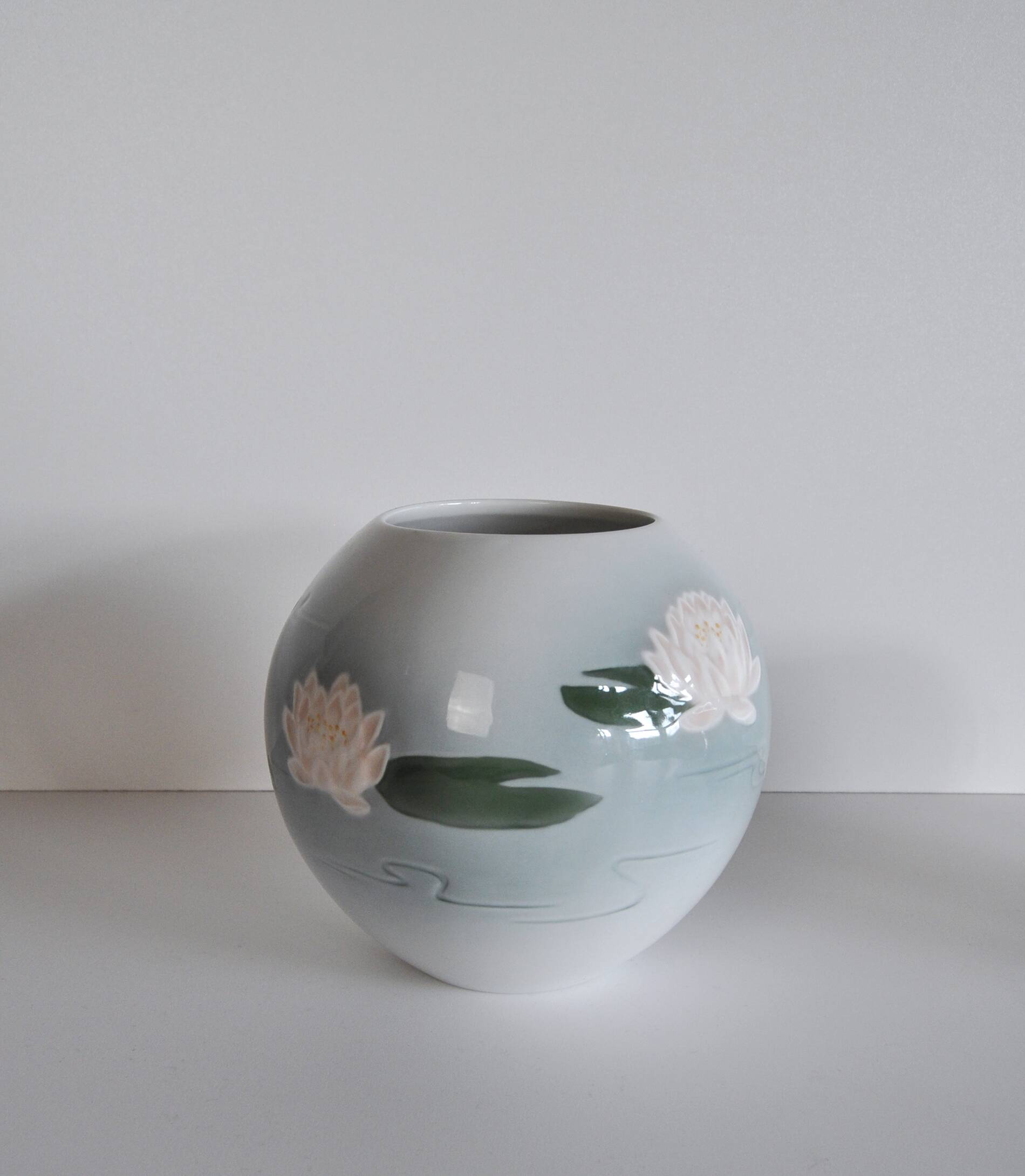 Vases de Bing & Grøndahl de la série Nénuphar, début du 20e siècle.