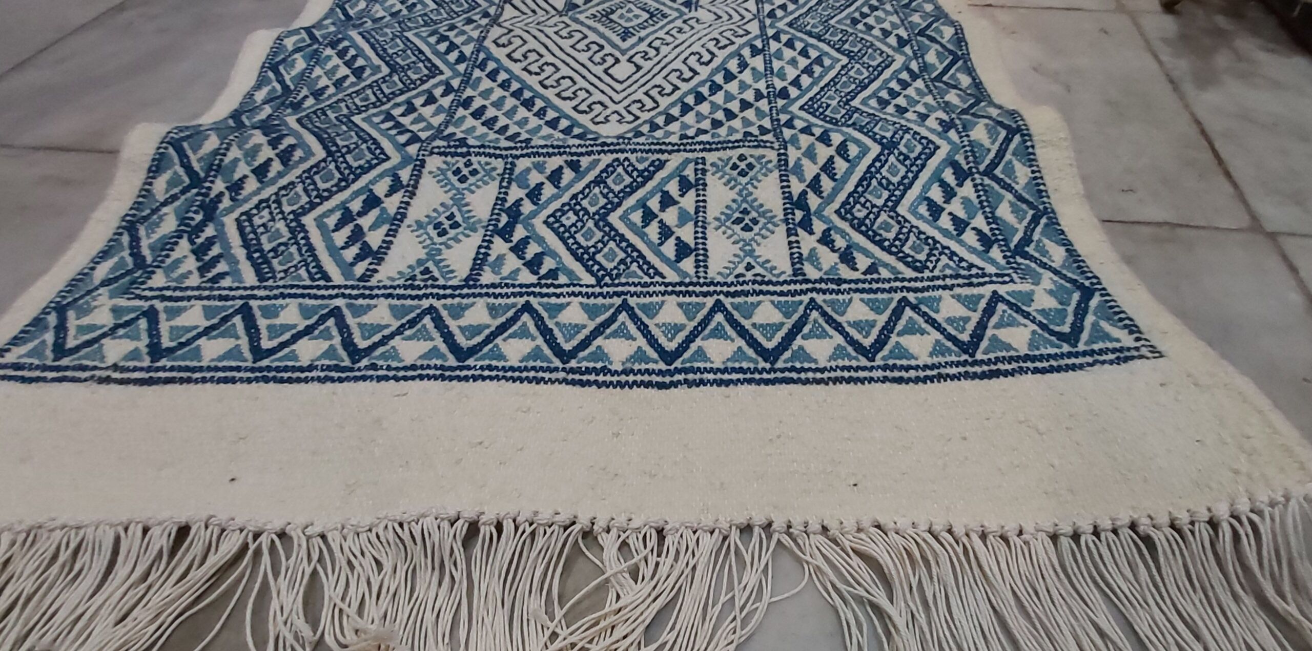Tapis kilim bleu et blanc fait main 155 x 75 cm
