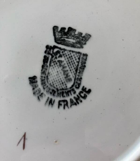 Série de 7 assiettes à dessert vintage Saint-Amand – décor Prunes et vannerie