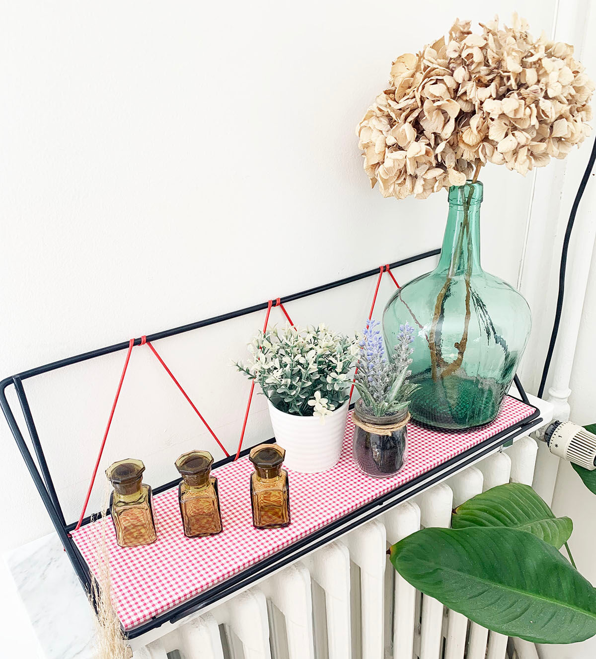 Scoubidou wall shelf