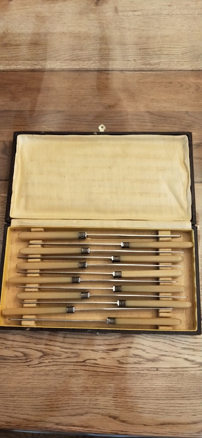 12 knives with horn handles