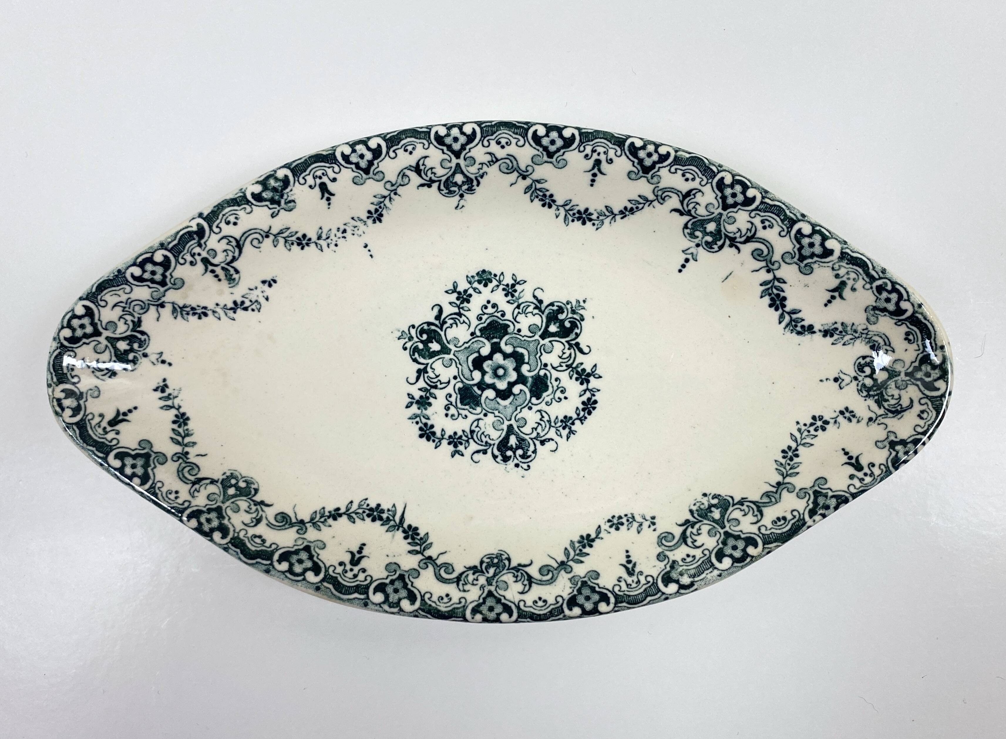 Lot of Plate, Platter, Ramier and Soup Tureen, Iron Earth, "Excelsior" service, E. Bourgeois, late 19th century