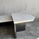 Table basse postmoderne en marbre blanc et granit noir — design sculptural asymétrique