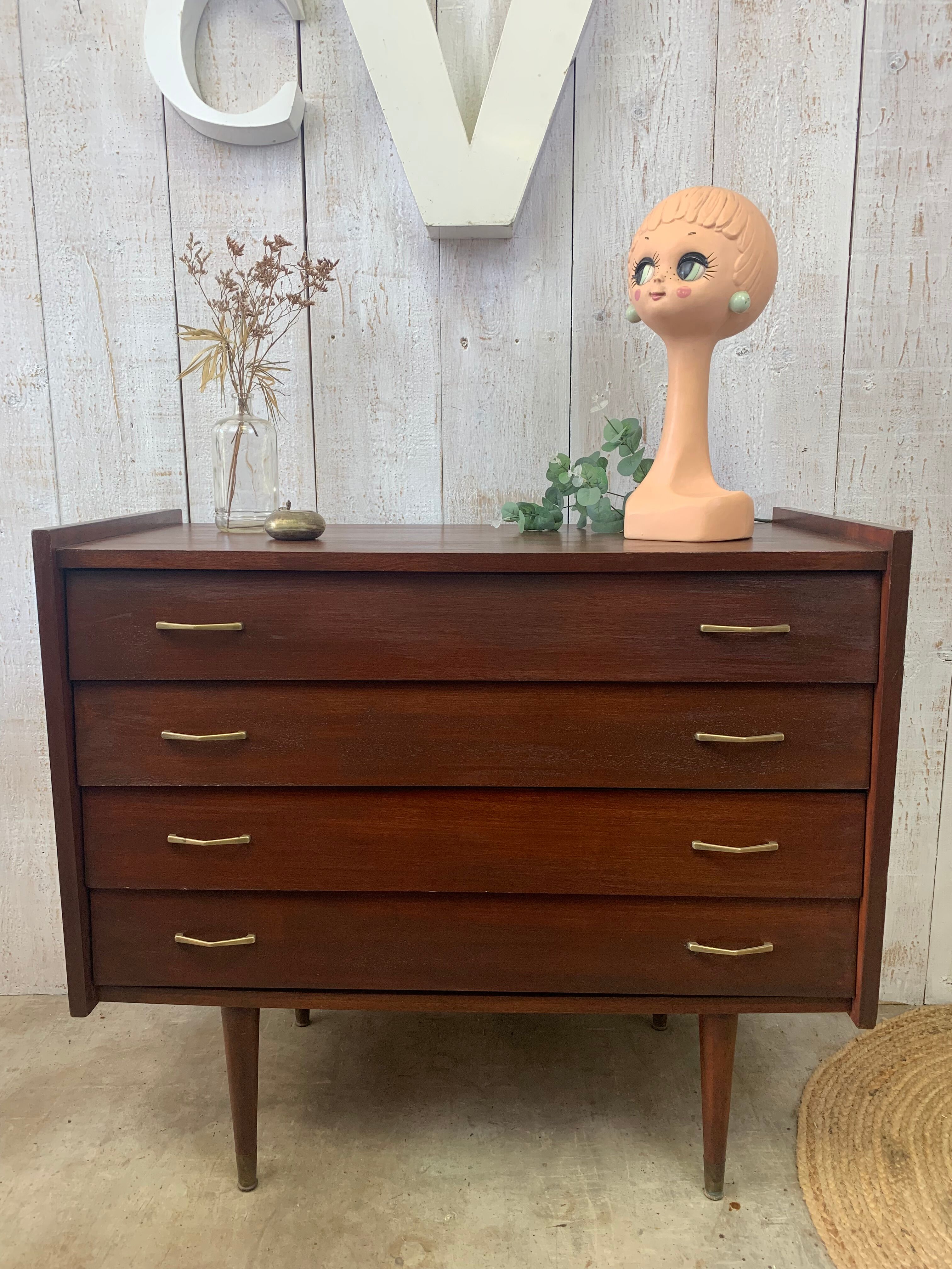 Chest of drawers with tapered feet