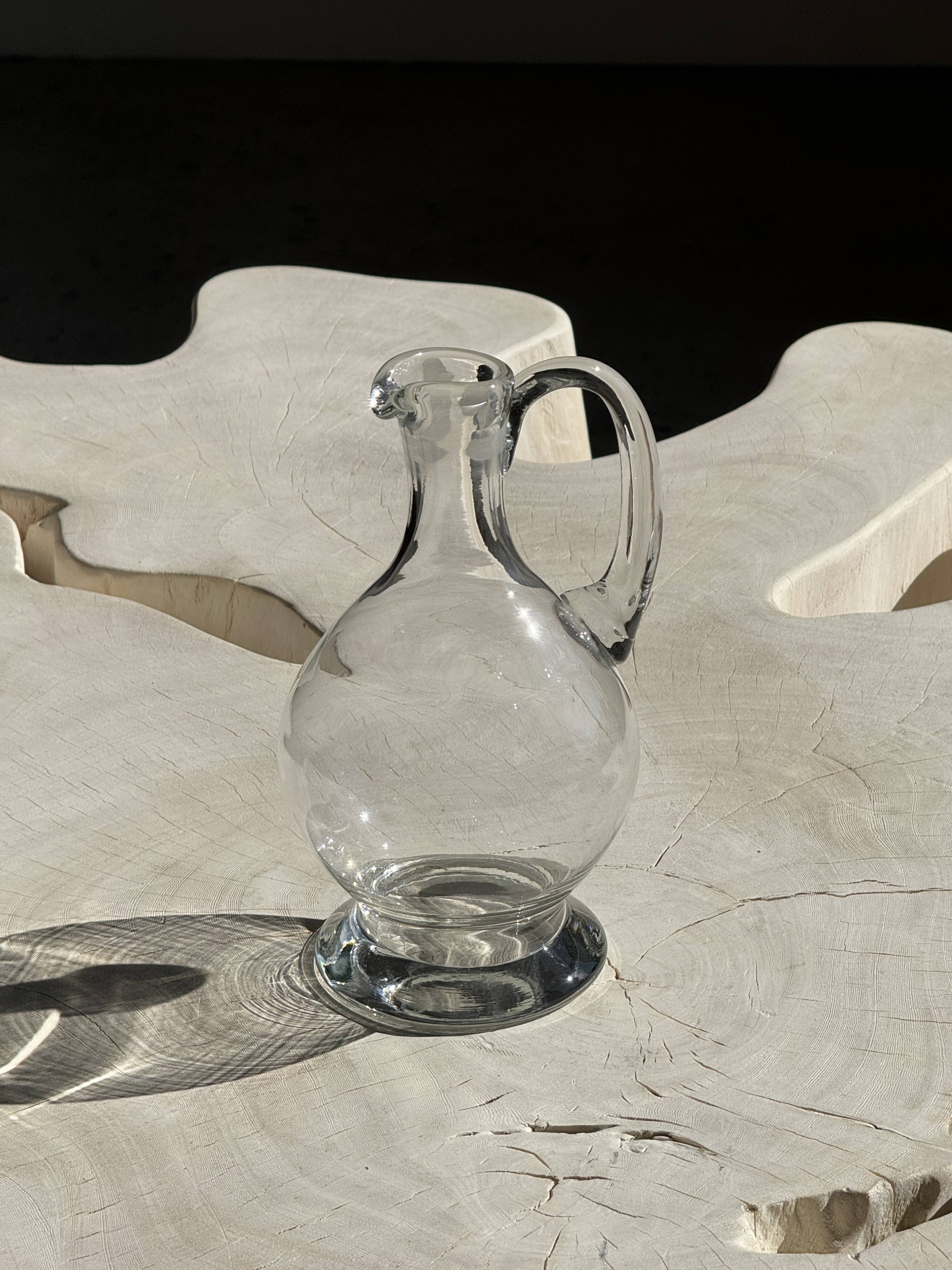 Carafe en verre à bec verseur et anse