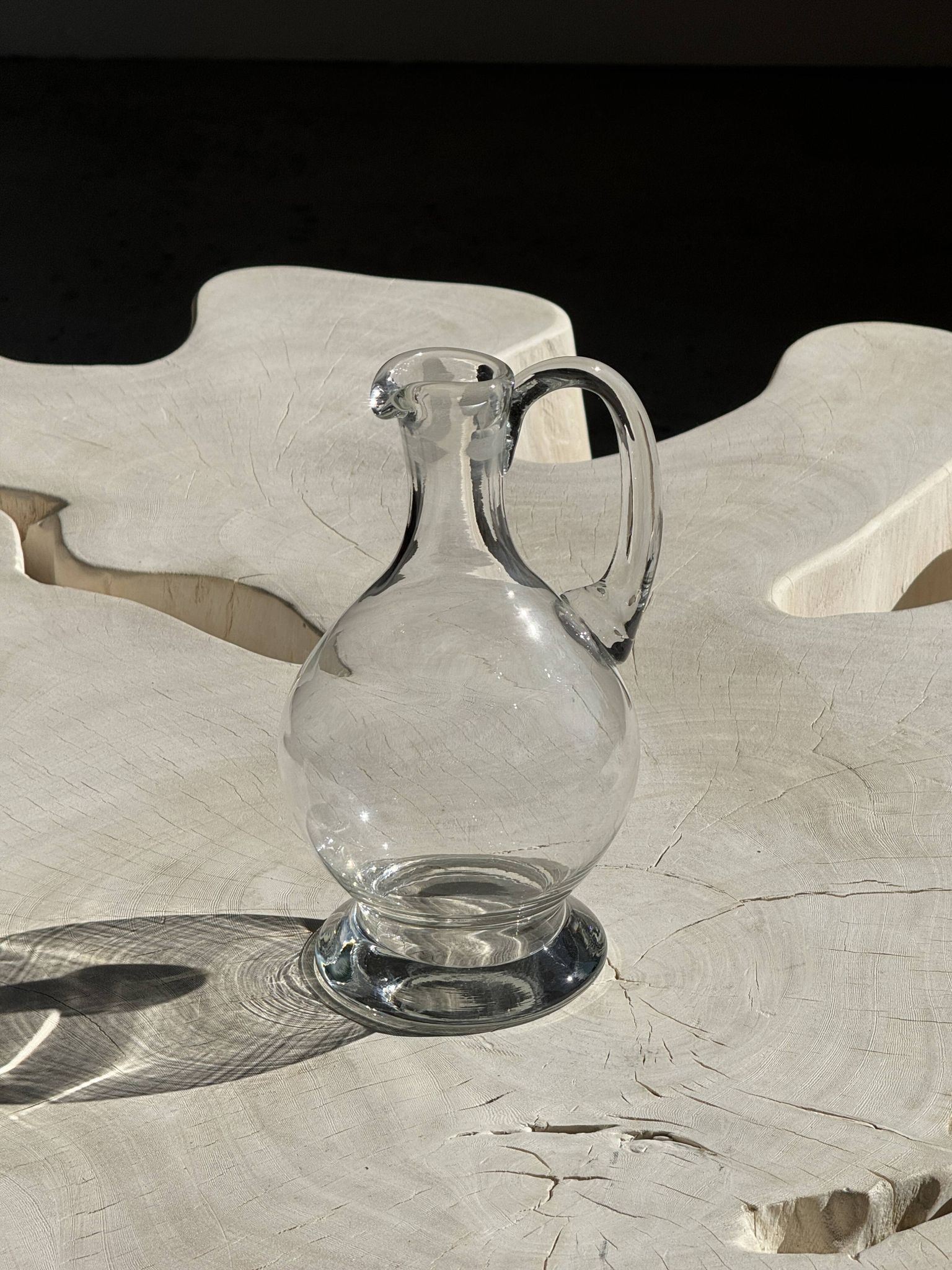 Carafe en verre à bec verseur et anse