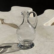 Carafe en verre à bec verseur et anse