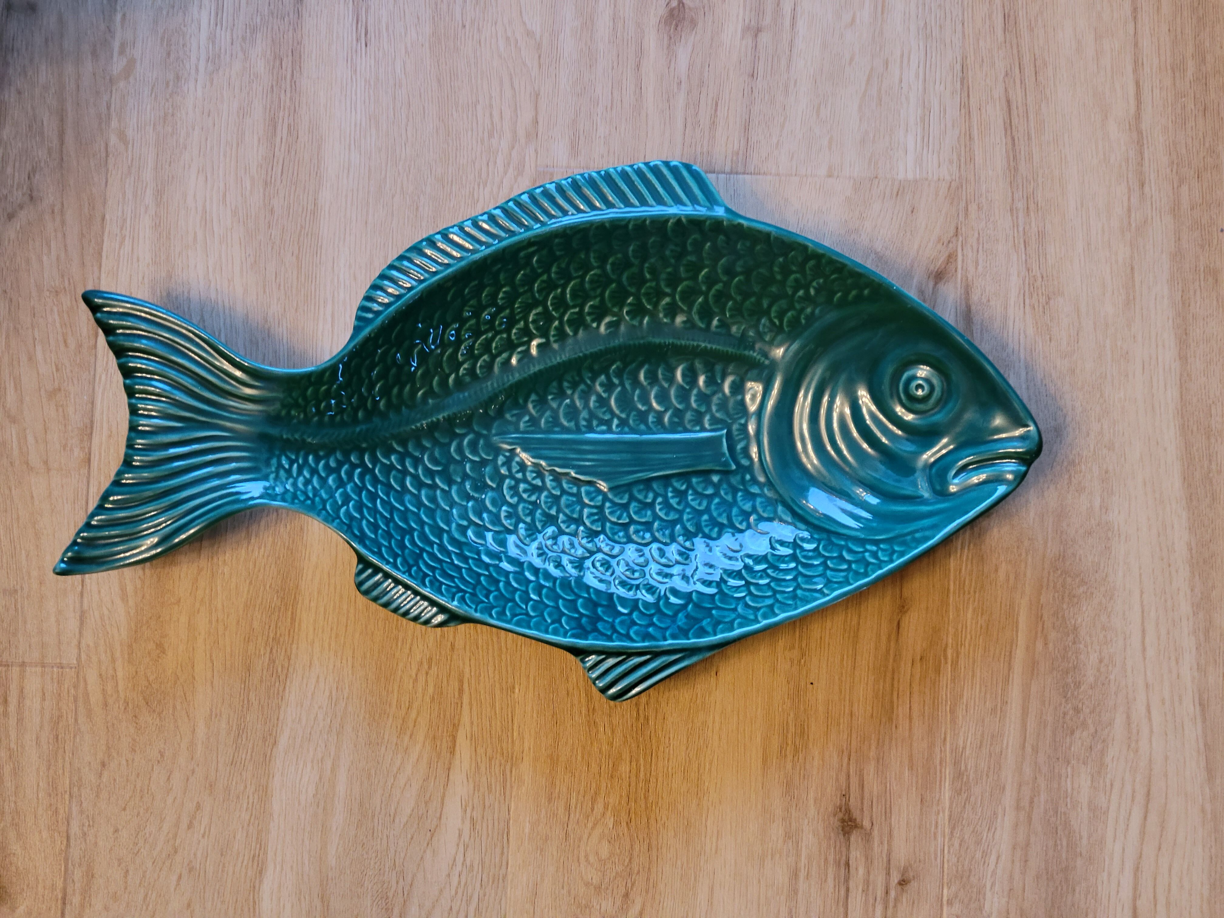 Ceramic serving flat plate in the shape of green fish