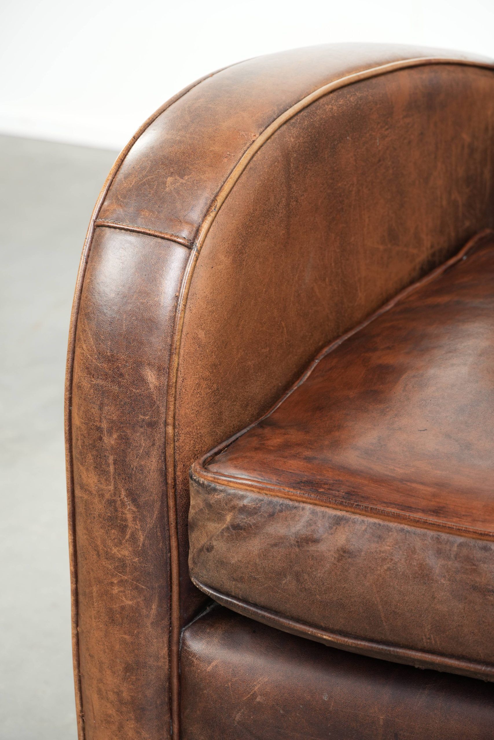 Sheepskin armchair with a timeless design and stunning warm colours
