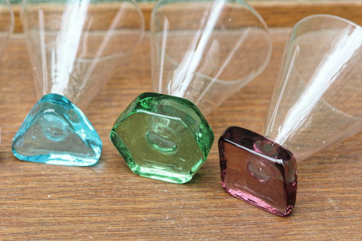 Set of 5 designer wine glasses, colored feet