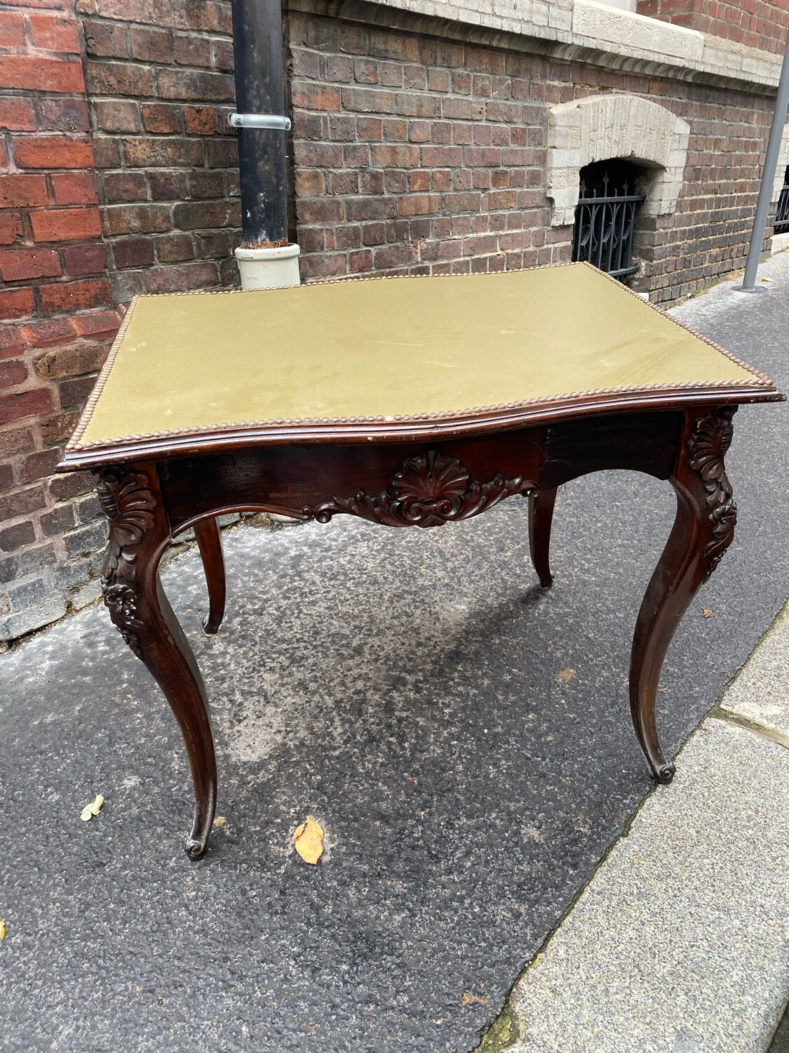 Office in wood and leather