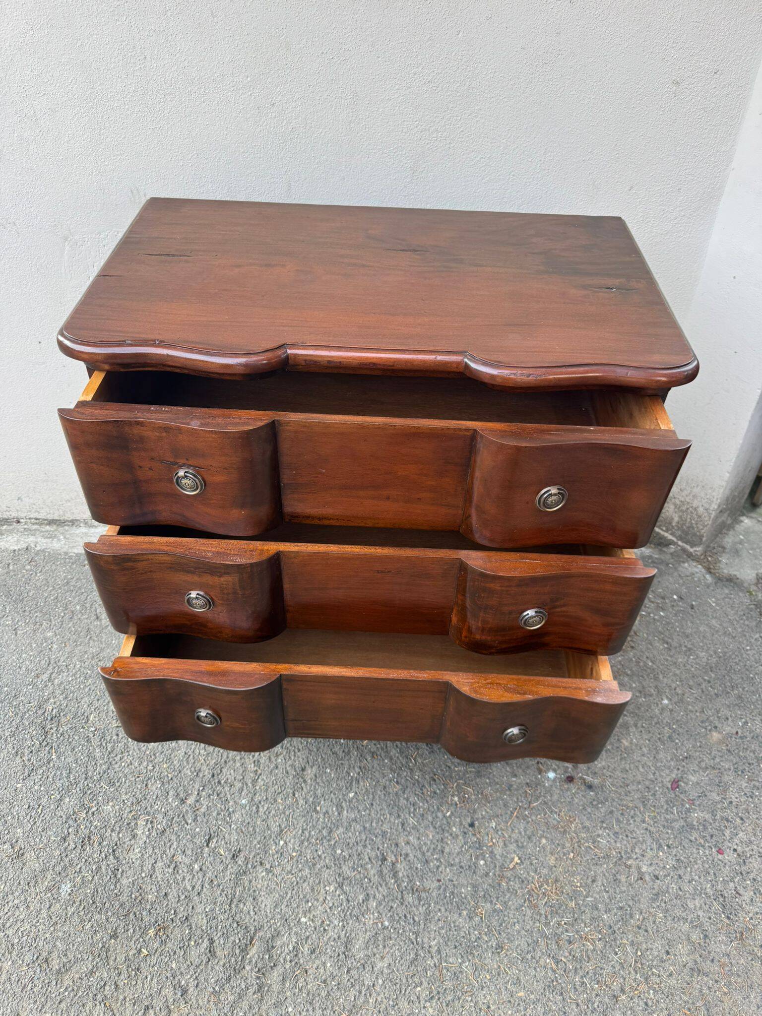 Commode sauteuse galbée style Louis XV