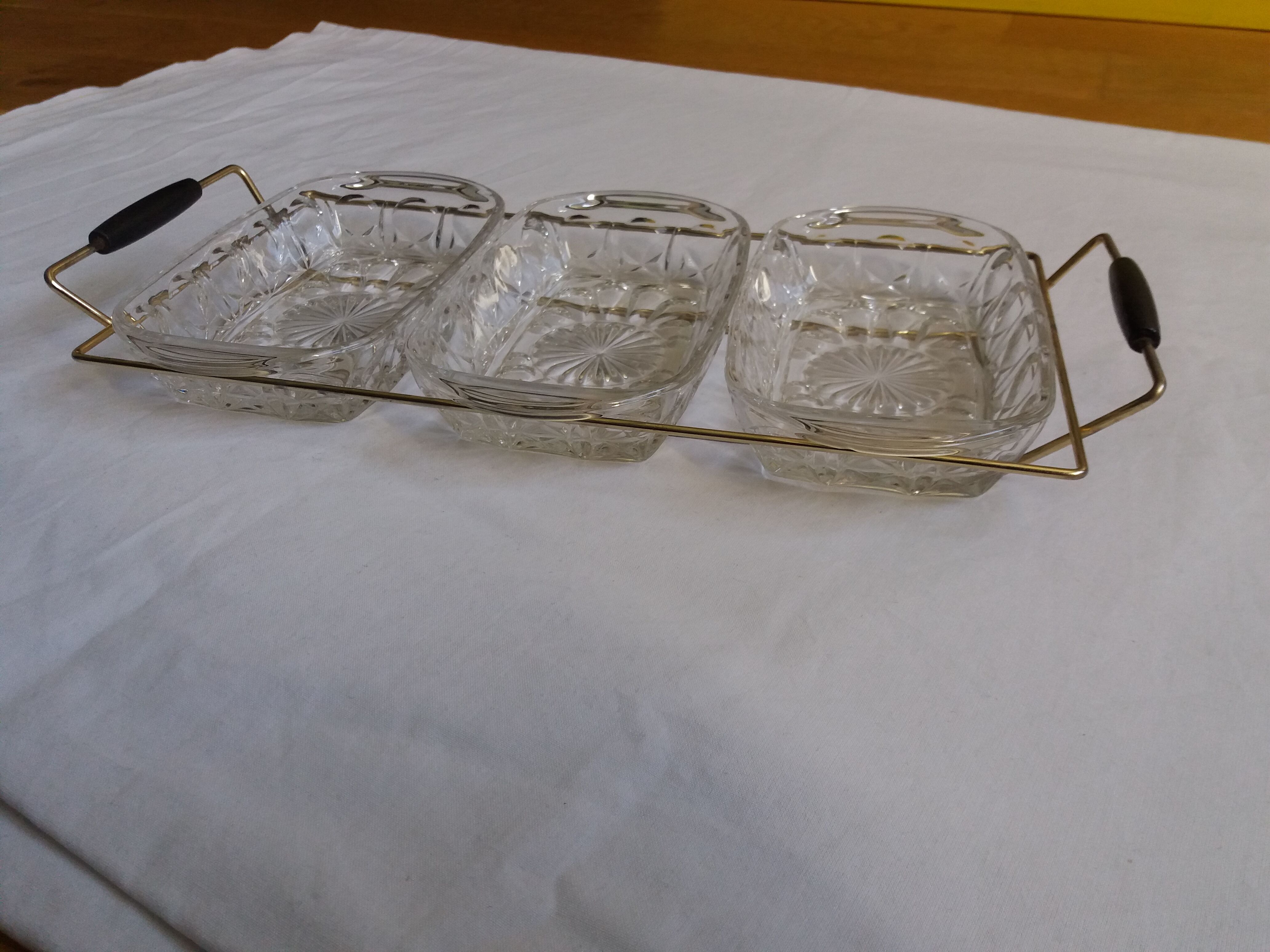 Aperitif serving tray with 3 glass ramekins