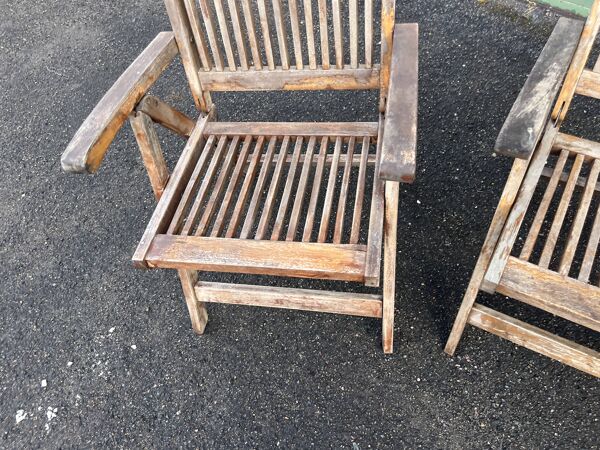 Lot de trois fauteuils de jardin pliants anciens en bois exotique ou teck