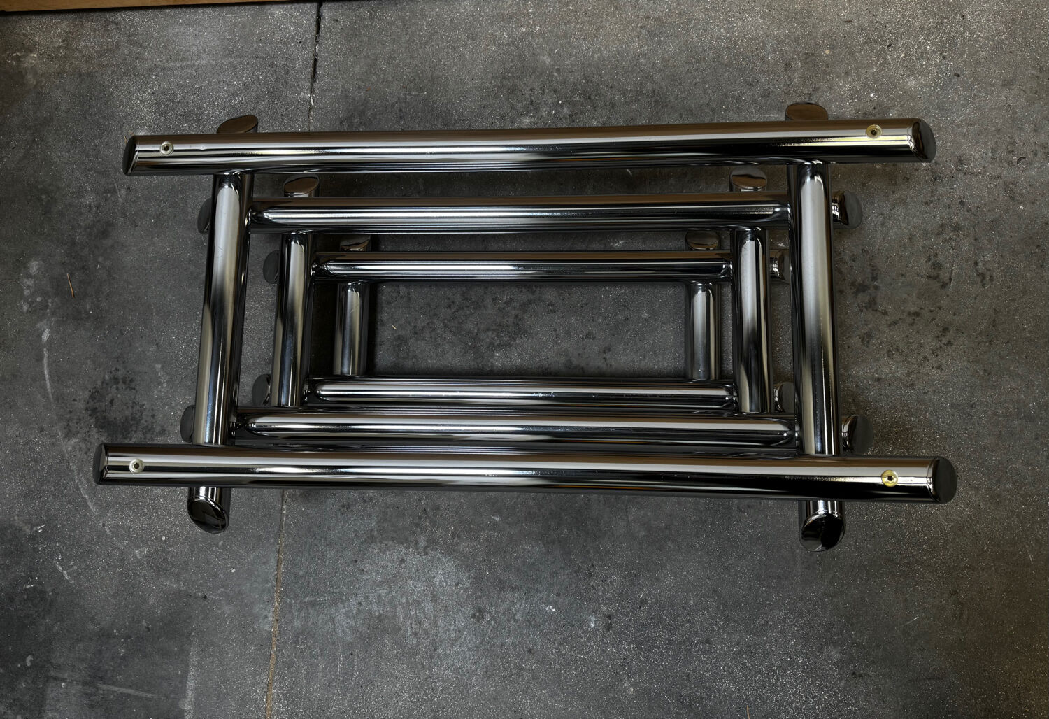 Table basse en verre fumé tubes métal chromé dans le goût Willy Rizzo