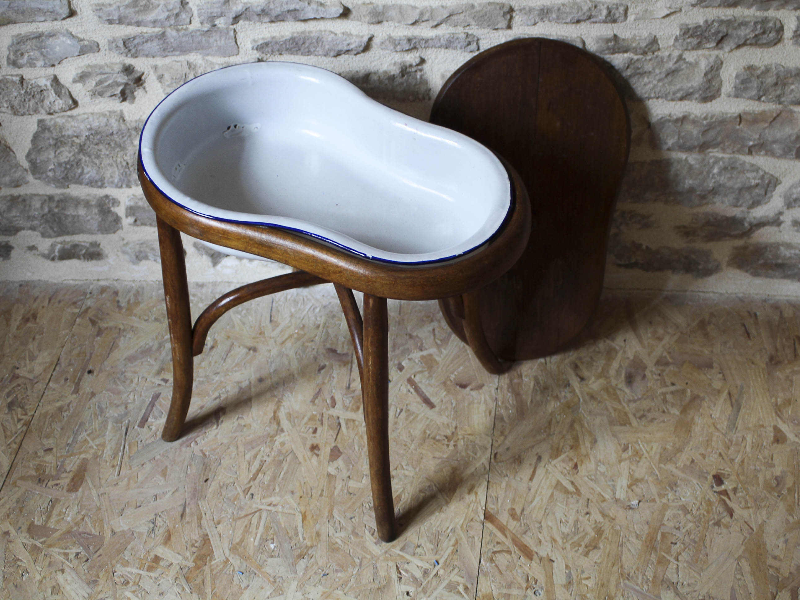 Bidet en bois courbé et métal émaillé