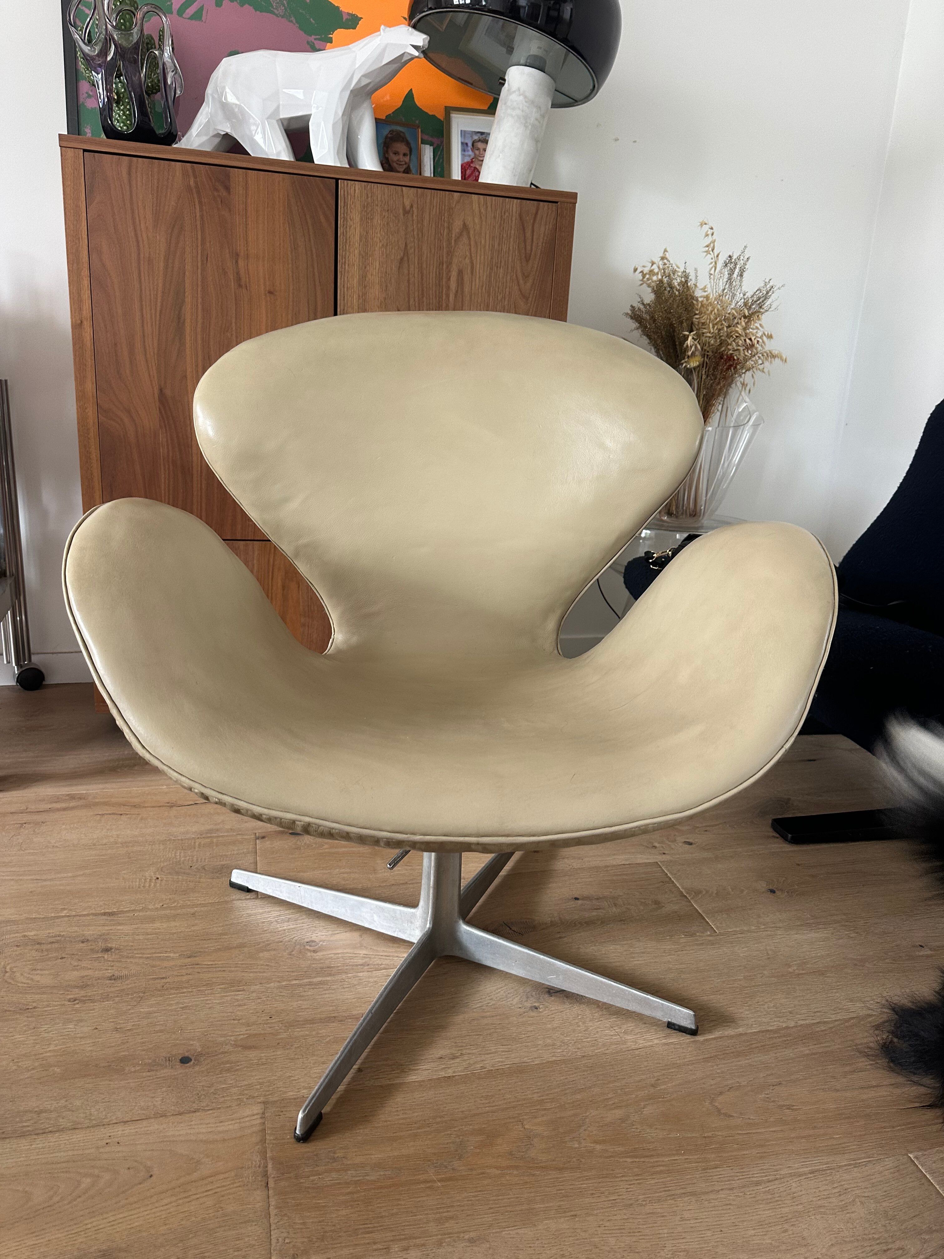 Swan Chair Arne Jacobsen first edition Fritz Hansen 1960s