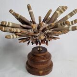 Ancien oursin crayon sur socle en bois tourné, 22 cm
