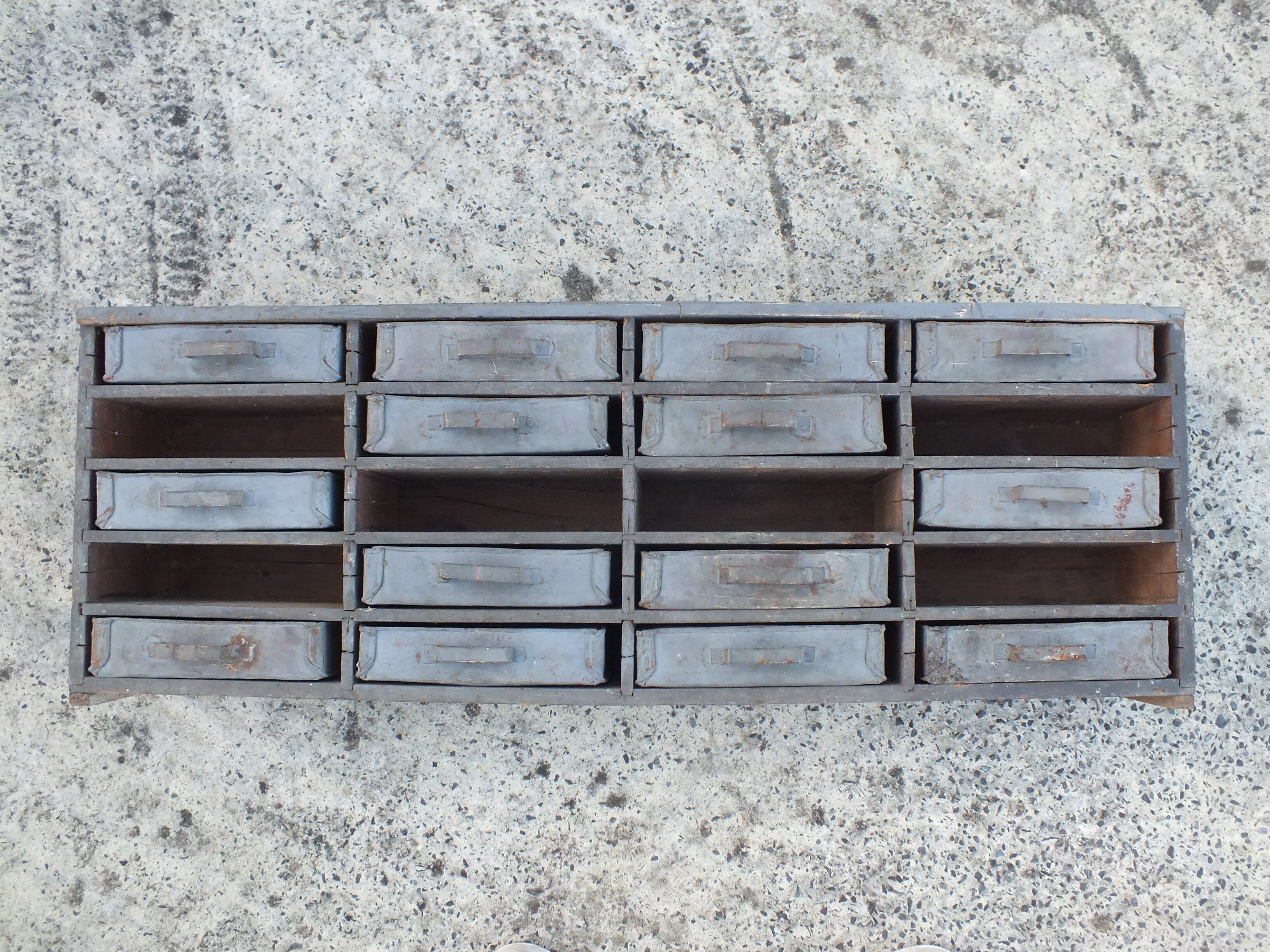 Garage or workshop furniture with drawers in cans