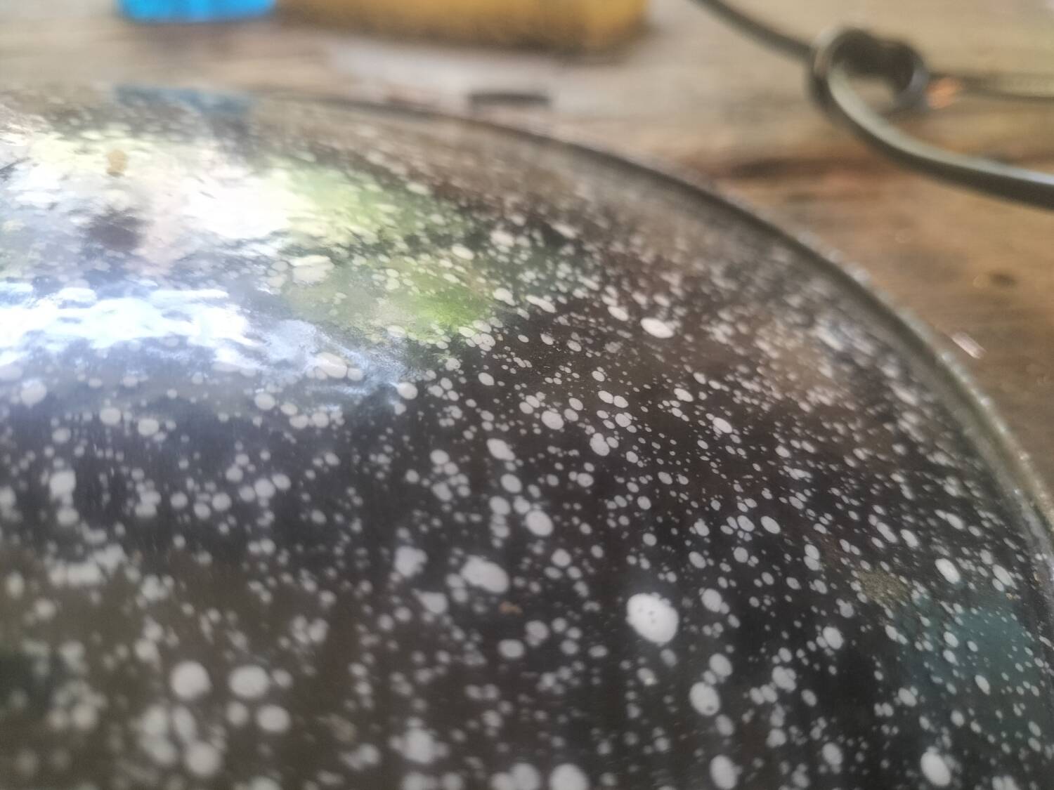 2 enamelled sheet metal suspensions