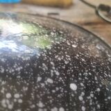 2 enamelled sheet metal suspensions