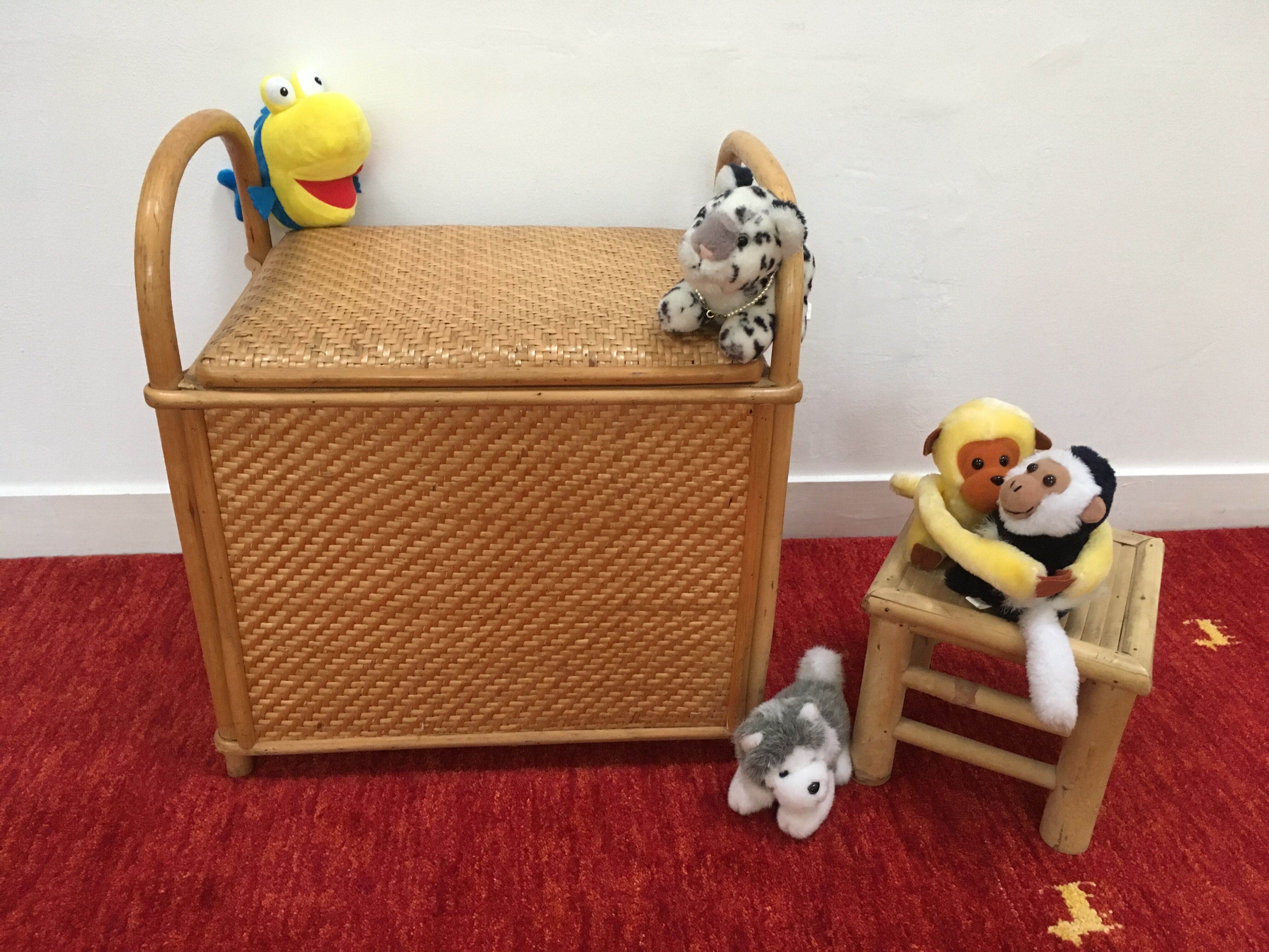 Coffre banc vintage en rotin tressé