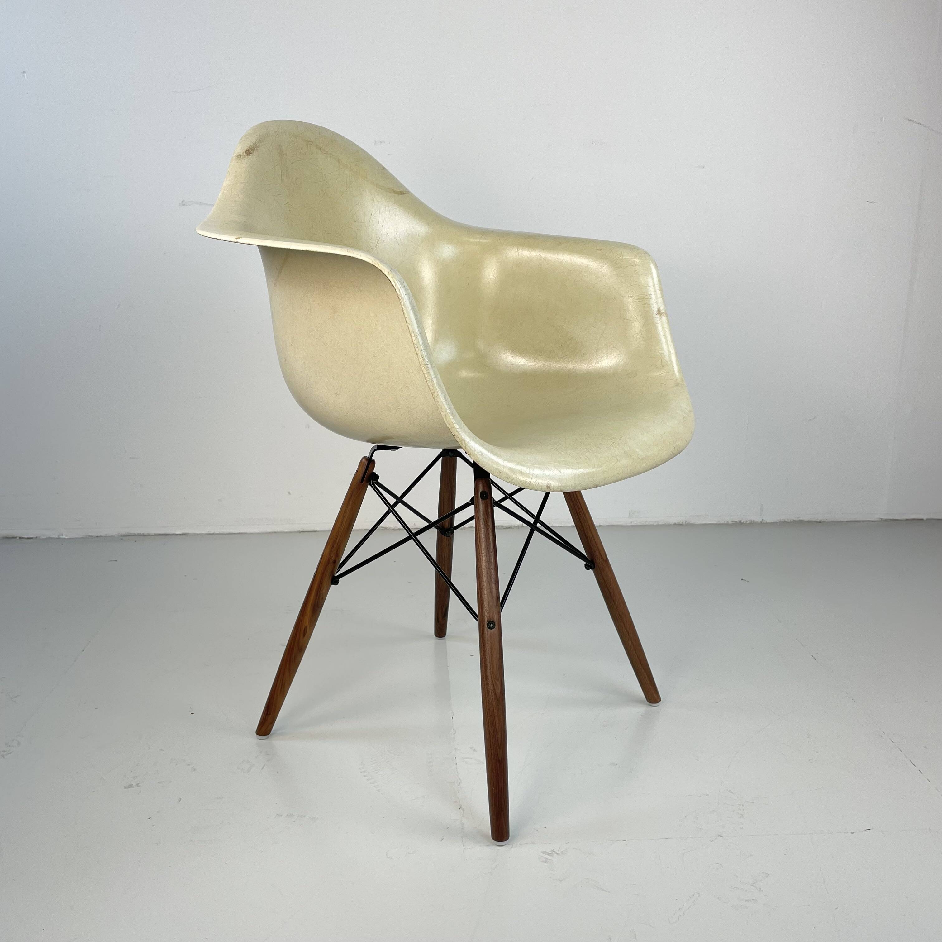 Chaise Eames Herman Miller DAW en fibre de verre parchemin / blanc