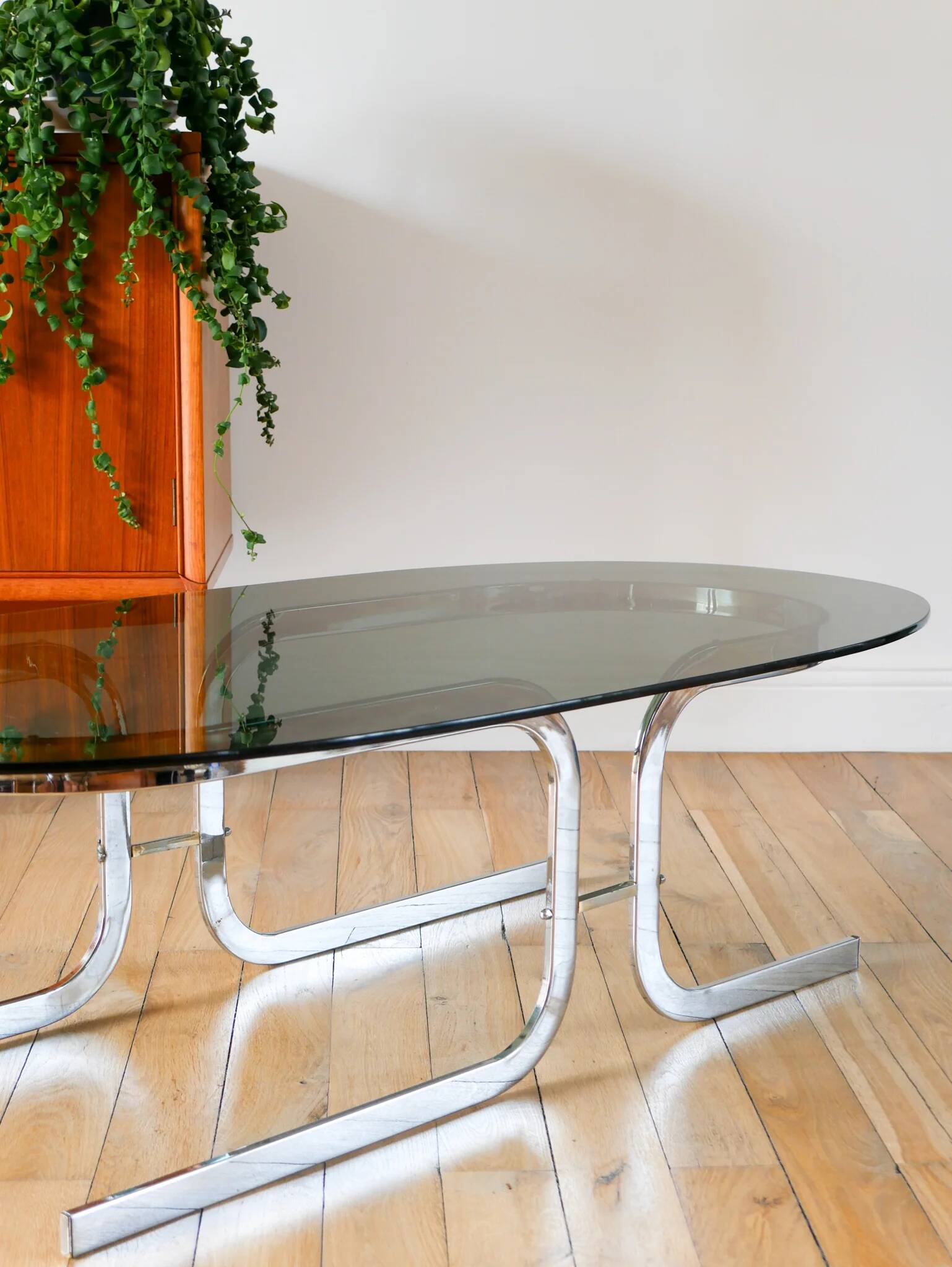 Oval coffee table in smoked glass and chrome, original double S design base, 1970.