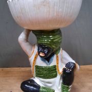 Jardinière peinte au motif de personnage