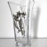 Vase en verre avec application de fleurs en métal