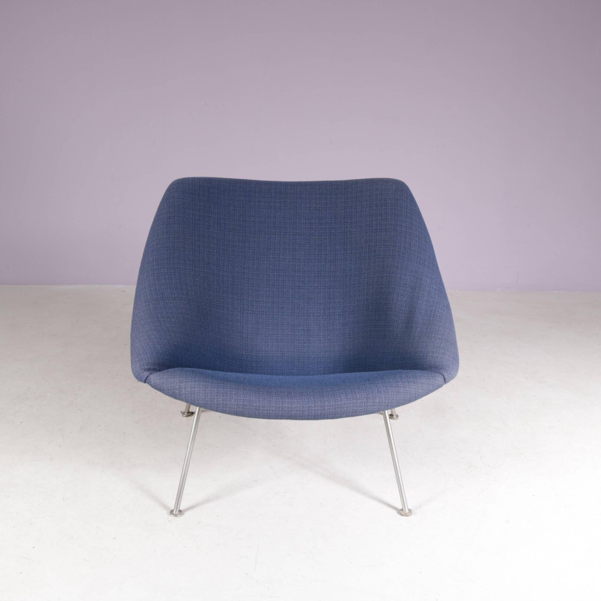 Fauteuil à huître pour femme des années 1950 sur base en chrome mat avec rembourrage bleu par