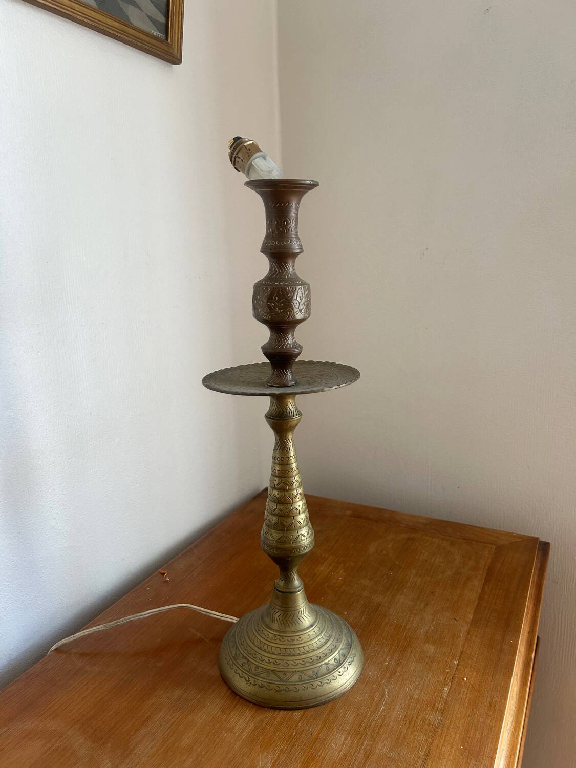 Lampe de table orientale – Laiton gravé & abat-jour parchemin
