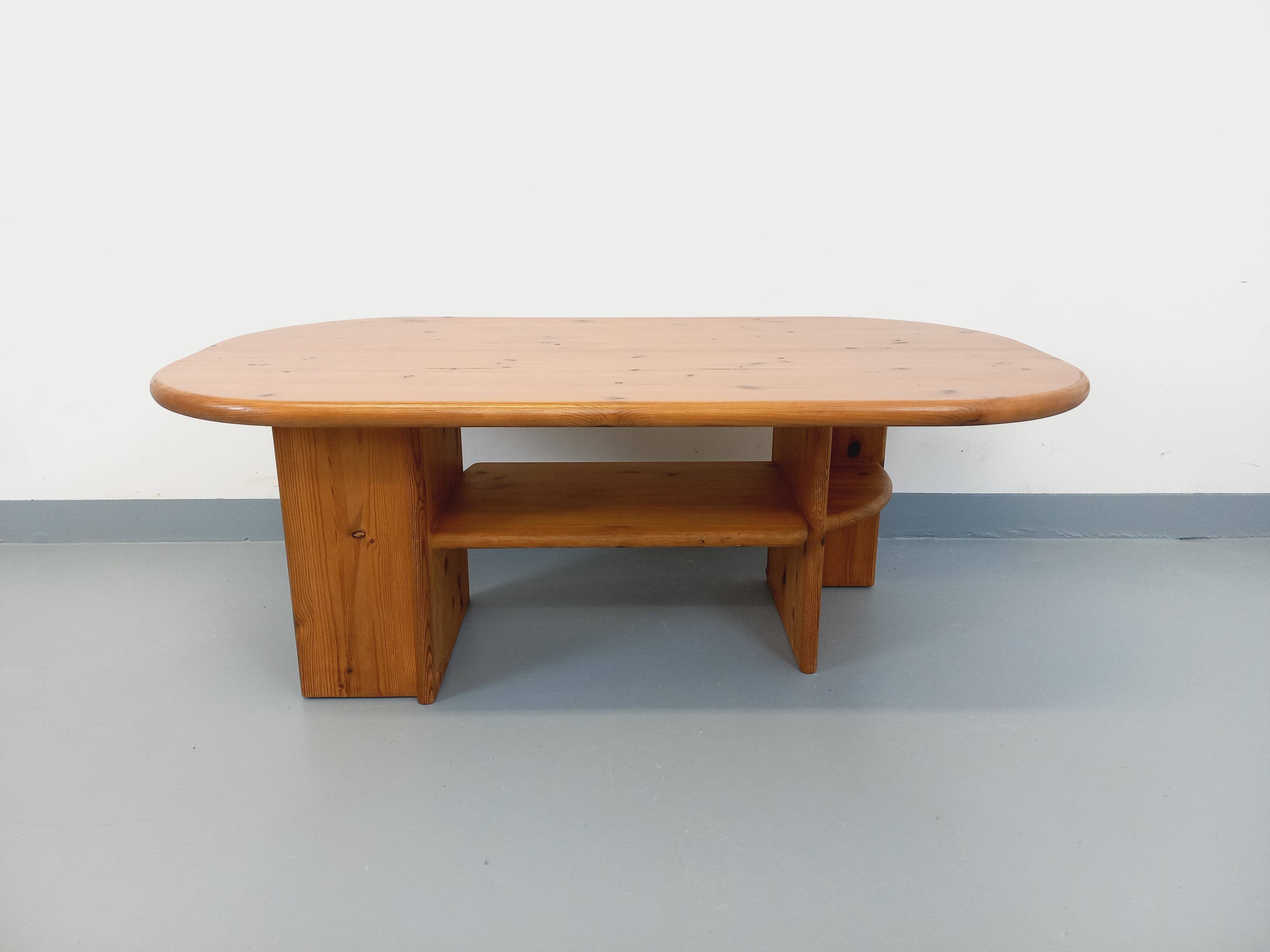 Vintage oval rectangular modernist coffee table in solid pine from the years.
