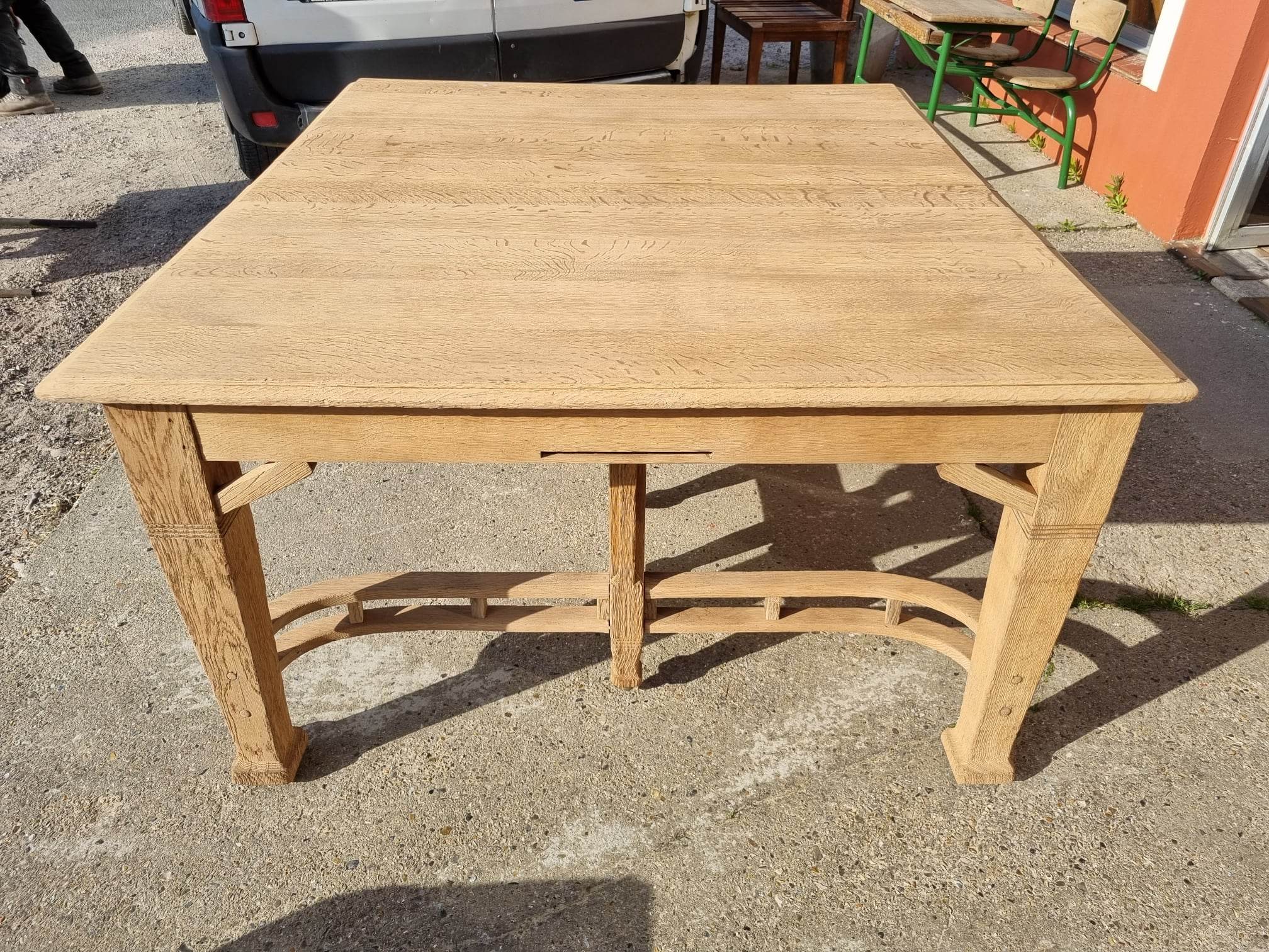 Extendable oak table