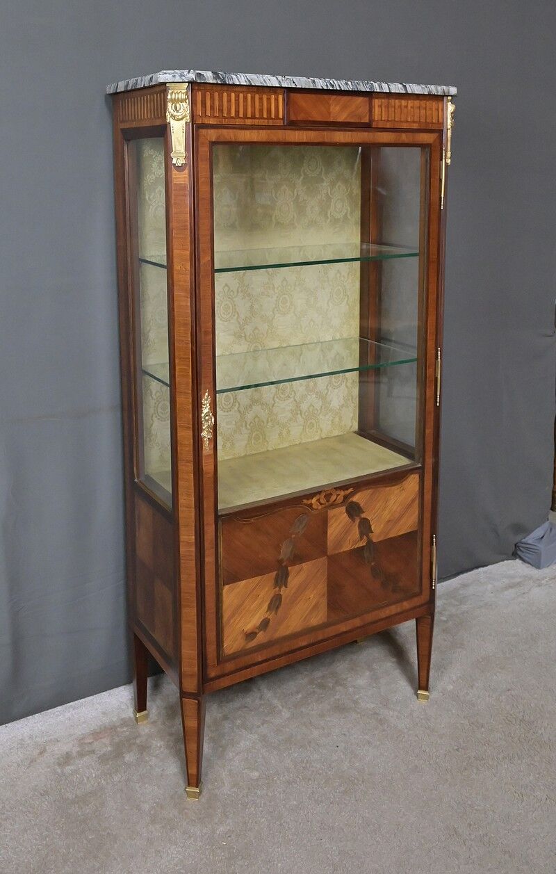Vitrine en marqueterie de bois de rose et acajou, style Louis XVI – début XXe