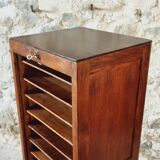 Armoire à rideau vintage en chêne français – meuble de rangement des années 1920 avec 12 étagères fixes et ferrures en laiton (42 × 38 × 118 cm)