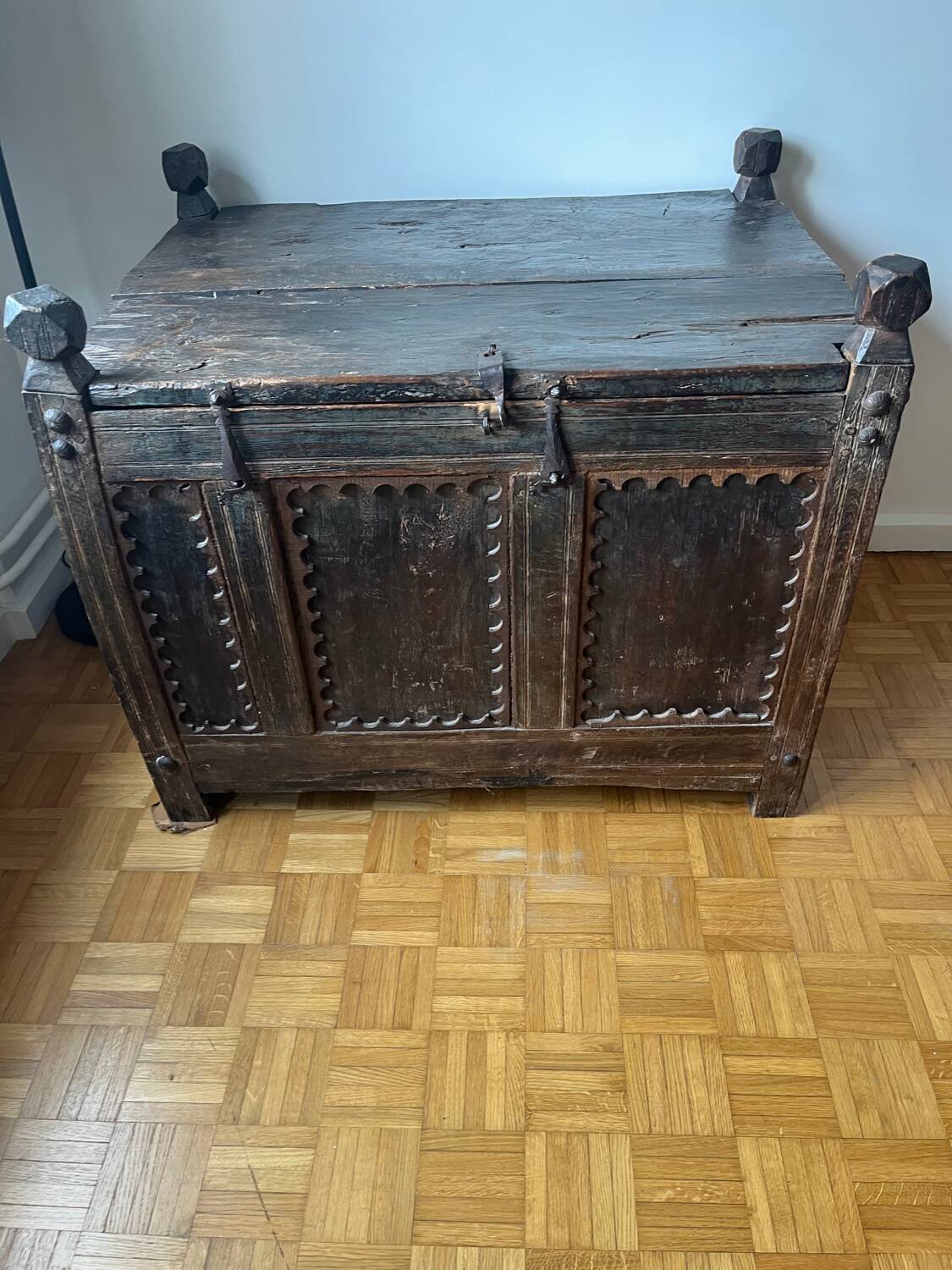 Coffre ancien iranien en bois massif - fabriqué à la main