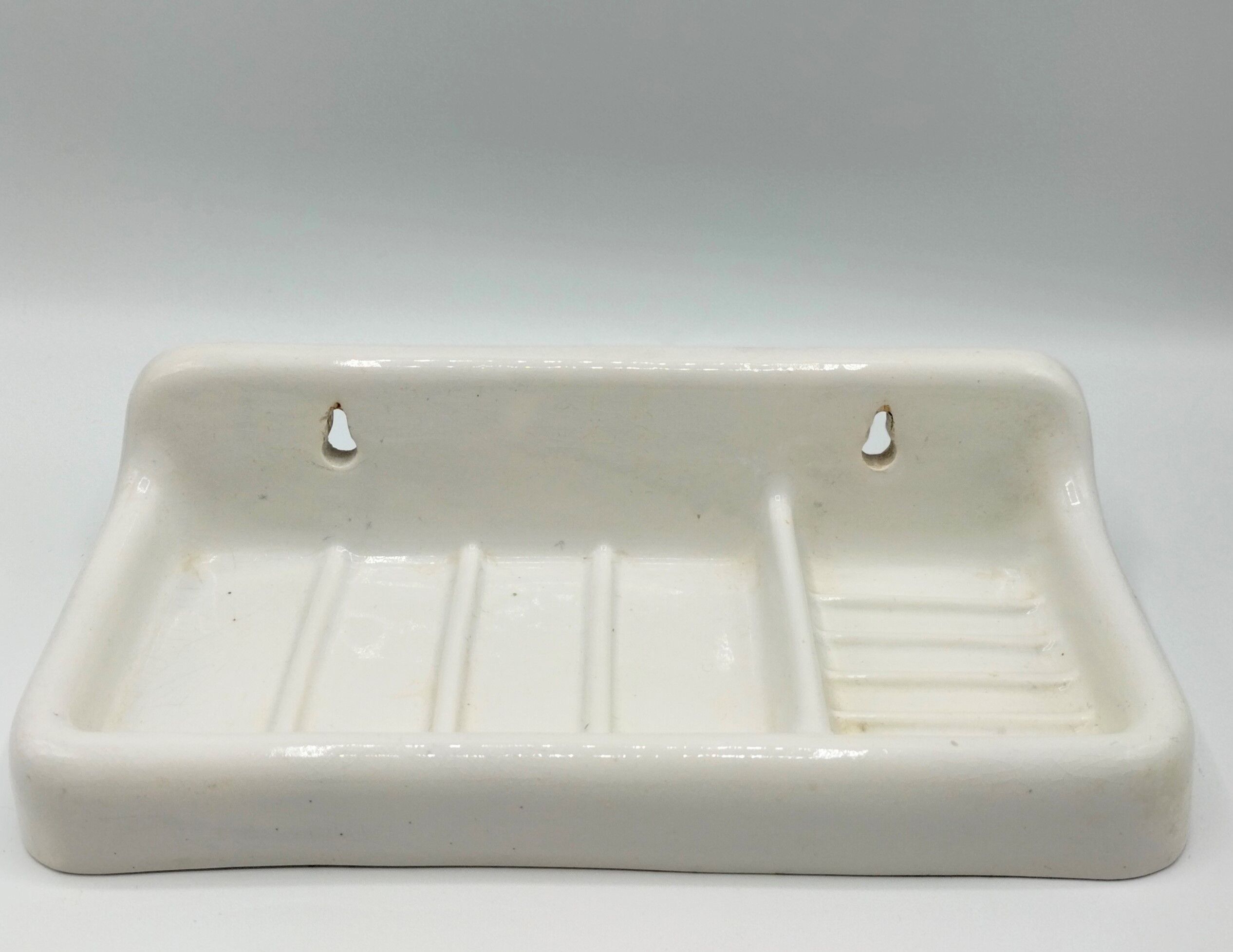 Labrador cracked ceramic wall soap dish in Creil and Montereau