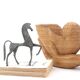 Vide poche main en bois tenant un coquillage, années 70