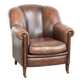 Fauteuil en peau de mouton vintage au design unique et à l'apparence intemporelle.