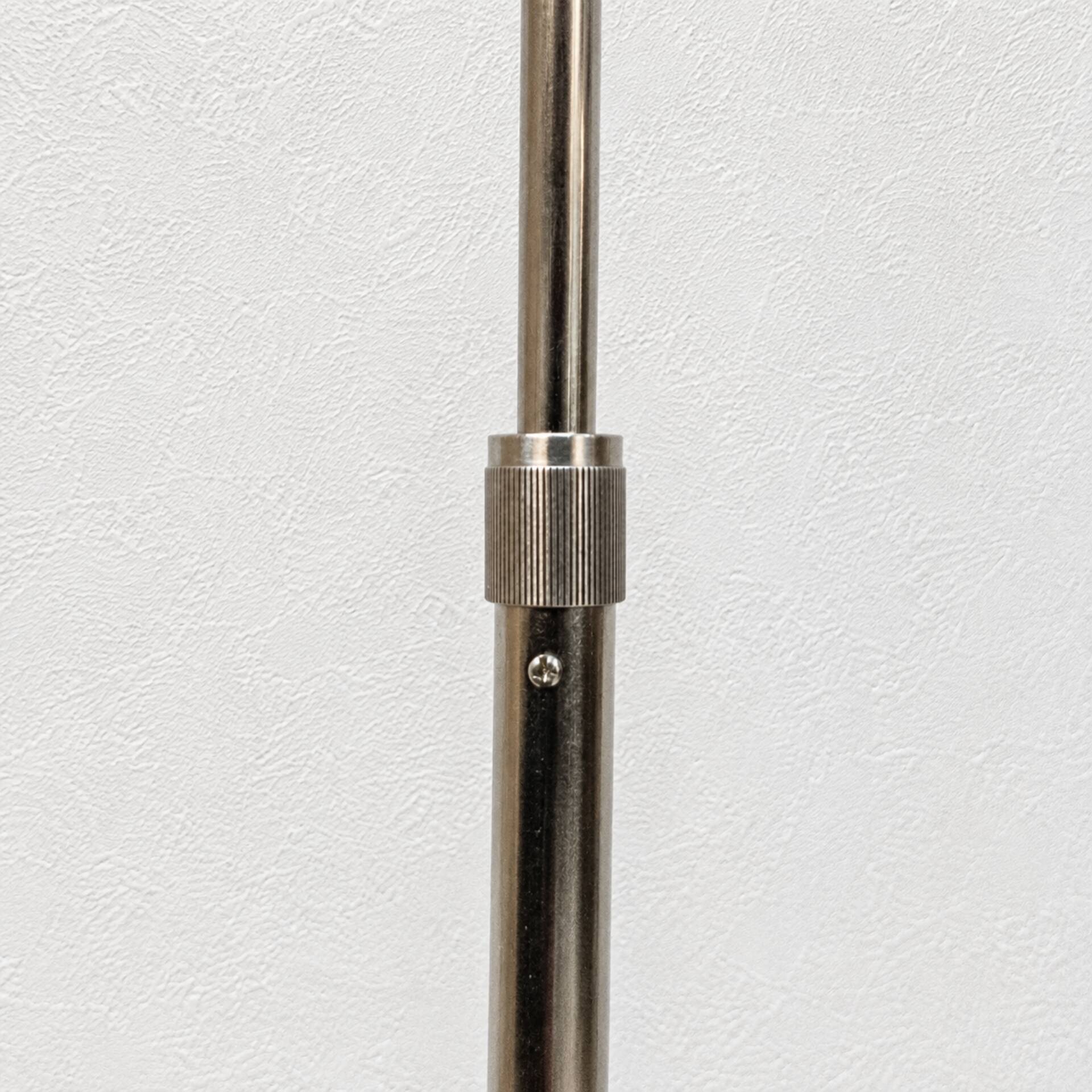 Lampe sur pied Van De Heg design chrome / abat-jour noir strié