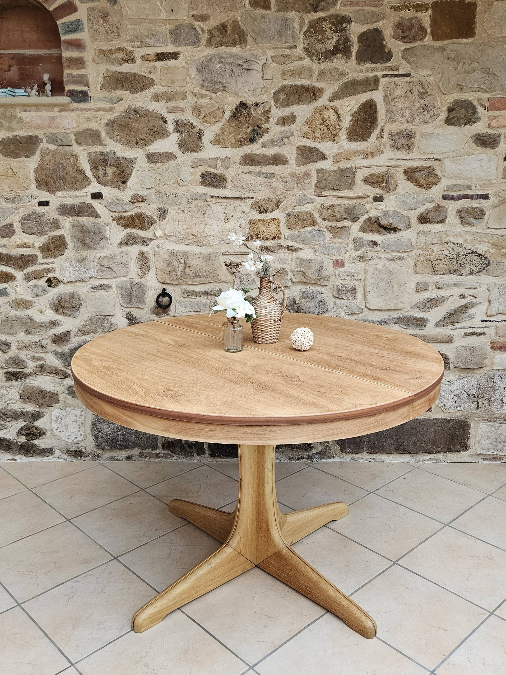 Baumann style round table