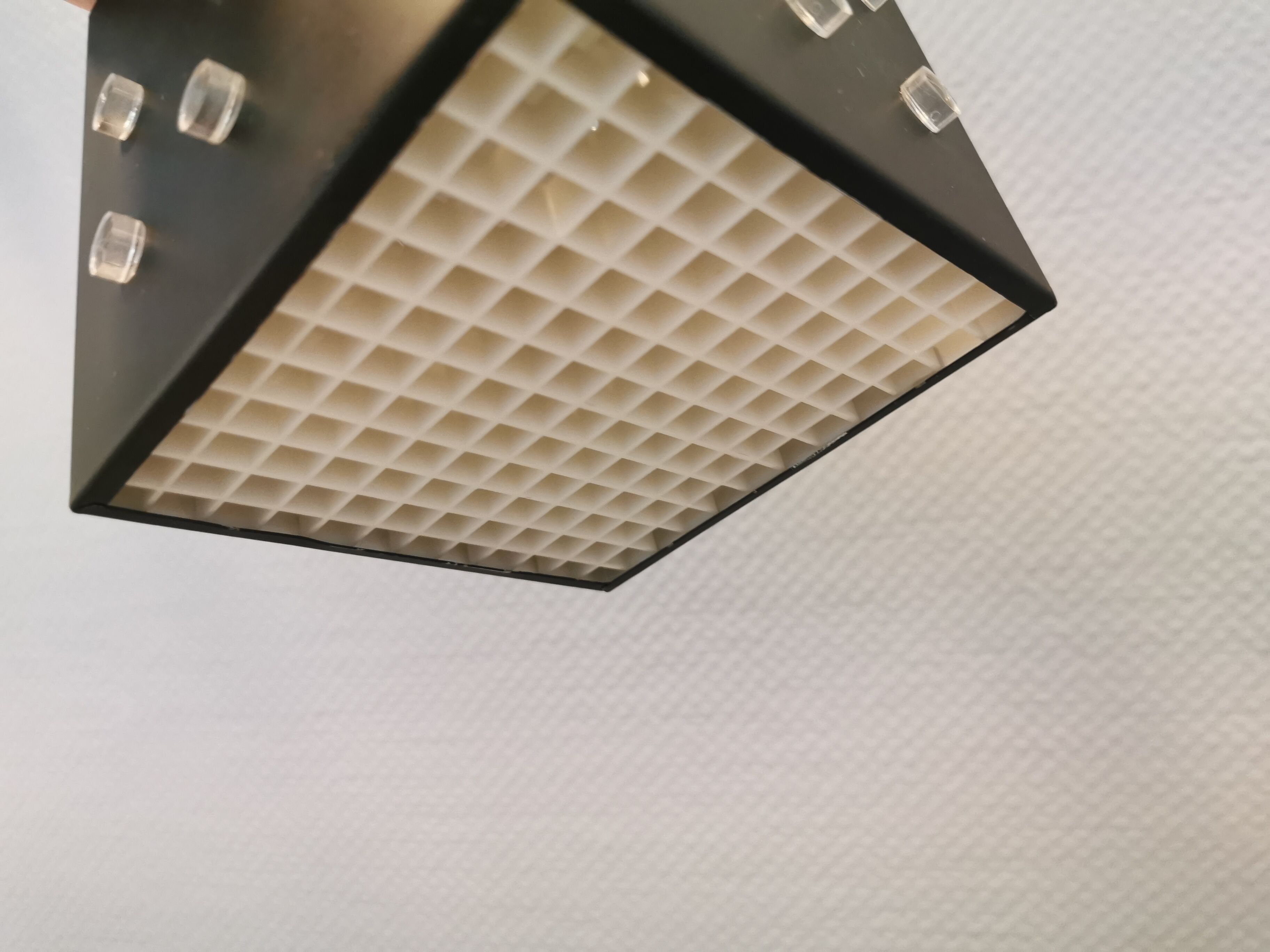 Lampe suspendue carrée de l’ère spatiale en métal laqué blanc et noir.