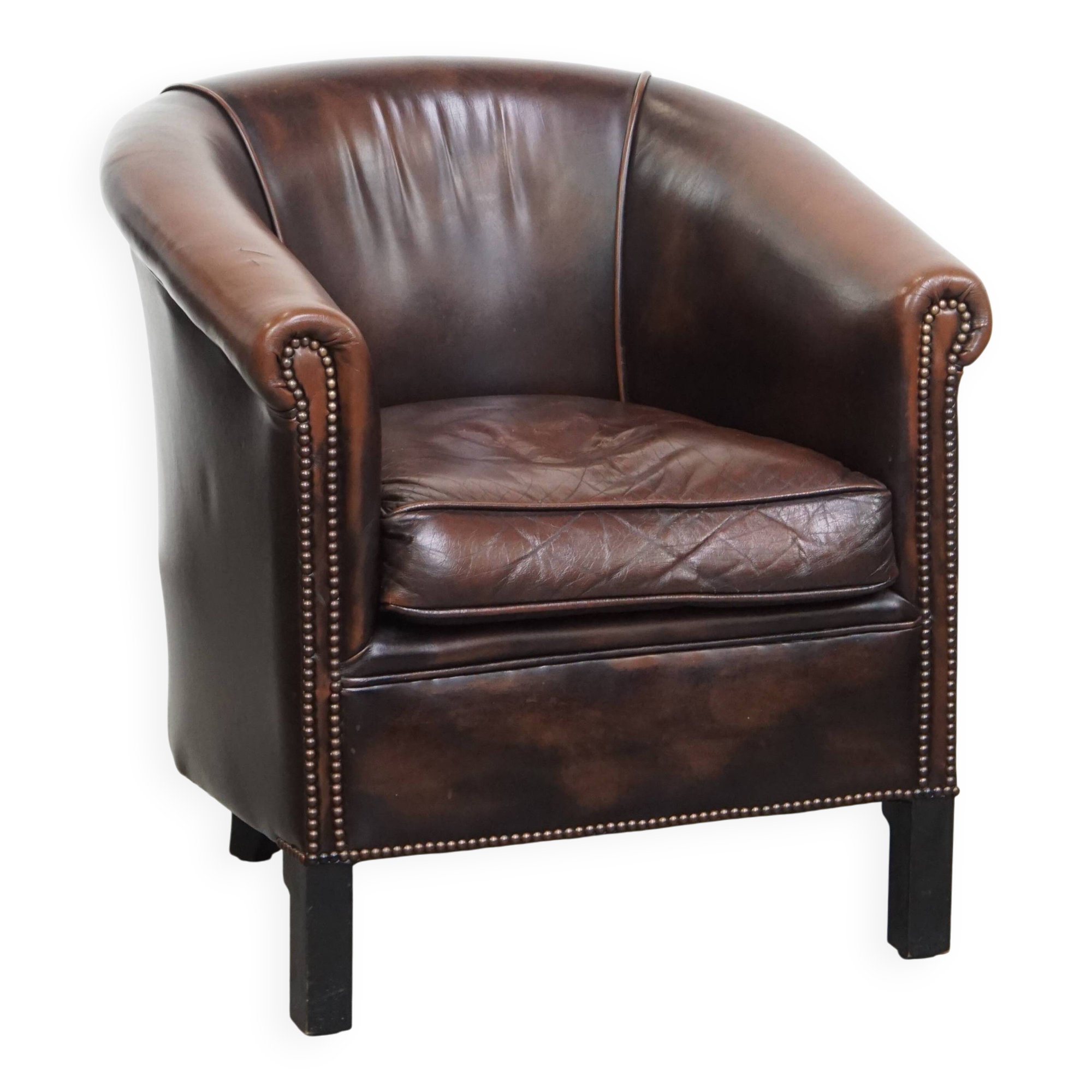Fauteuil club de couleur foncée en cuir de vachette