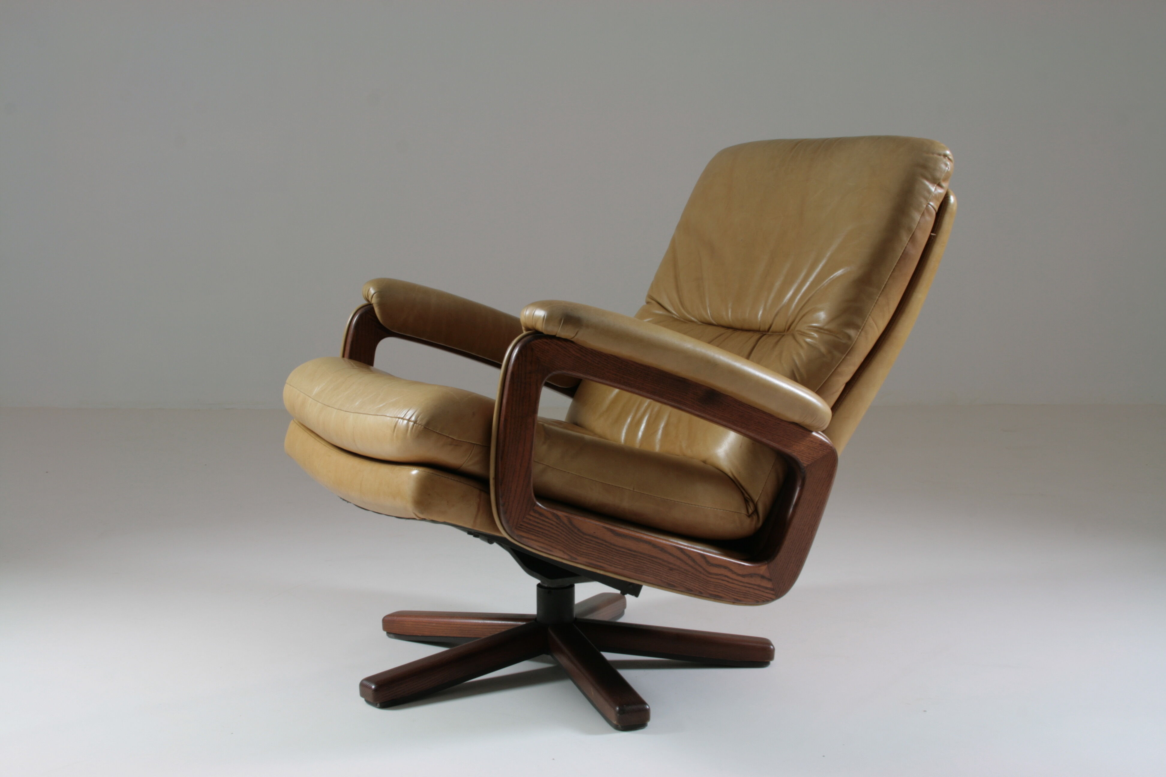 Leather lounge chair by André Vandenbeuck
